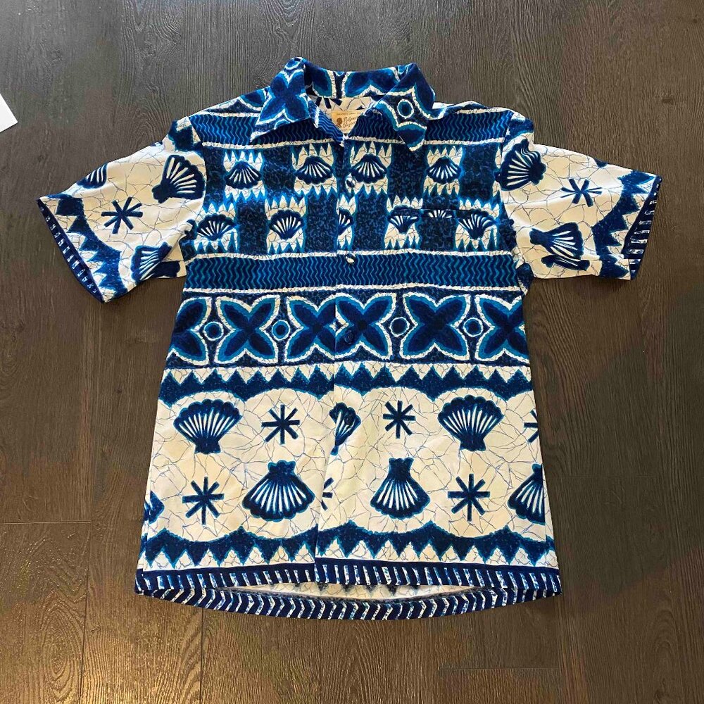 Vintage Polynesian Bazaar Blue White Seashell Hawaiian Shirt Size Medium